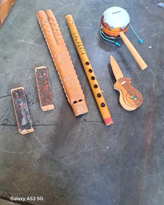collezione di strumenti musicali in legno e canna