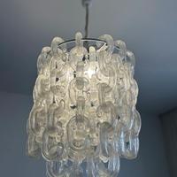 Lampadario con elementi anelli in vetro di murano