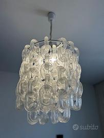 Lampadario con elementi anelli in vetro di murano