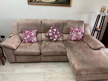 Divano con Penisola allungabile elettricamente