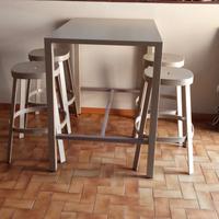 tavolo con sgabelli