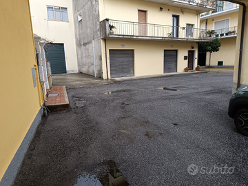 Garage pronto all'uso già adibito a negozio