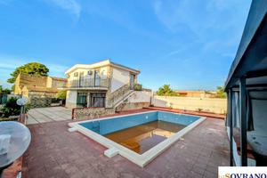 VILLAGRAZIA DI CARINI: VILLA CON PISCINA