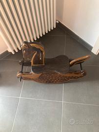Dondolo in legno formato cavallino