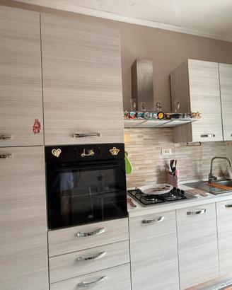 Cucina come nuova con elettrodomestici inclusi