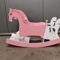 cavallo a dondolo, seggiolone, tavolino 