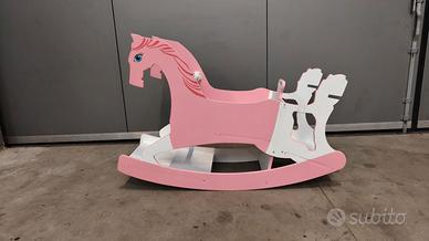 cavallo a dondolo, seggiolone, tavolino 