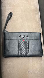 Pochette nera in pelle con polsiera