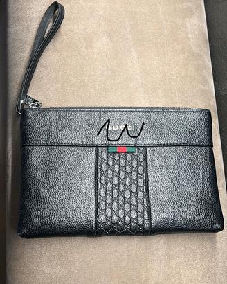 Pochette nera in pelle con polsiera