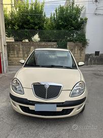 Lancia y