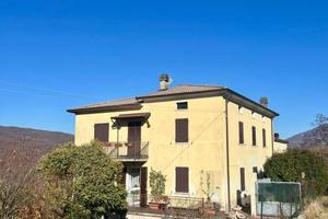 Villa di 300 m² con più di 5 locali a Varsi