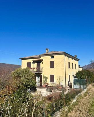 Villa di 300 m² con più di 5 locali a Varsi