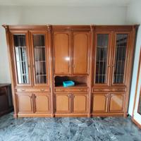 Parete soggiorno classica con vetrine