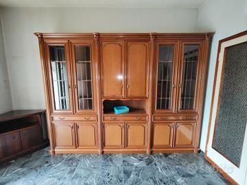 Parete soggiorno classica con vetrine