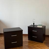 Coppia di comodini in legno scuro