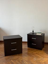 Coppia di comodini in legno scuro