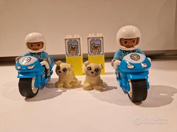 Duplo motociclista e cane