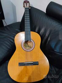 CHITARRA COME NUOVA CON FODERO  E LEGGIO