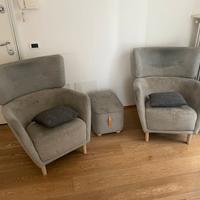 Poltrone in tessuto e pouf