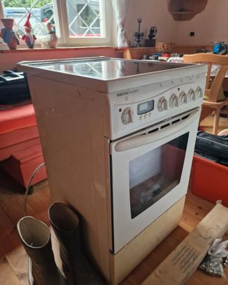 Cucina componibile con vetroceramica e forno