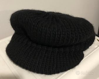 Cappello nero con visiera