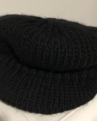 Cappello nero con visiera