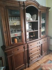 Credenza con vetrina in stile classico