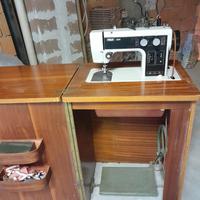 Macchina da cucire Singer con mobile vintage