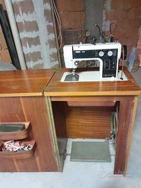 Macchina da cucire Singer con mobile vintage