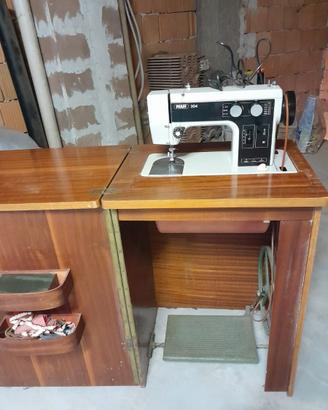Macchina da cucire Singer con mobile vintage
