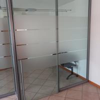 Parete in vetro con porta scorrevole