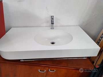 lavabo bagno in Corian rubinetteria F.lli Frattini