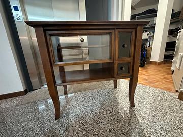 Mobiletto in legno con vetrina e cassetti