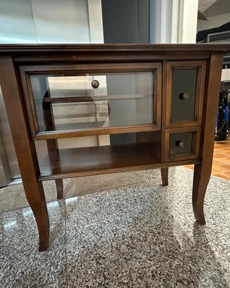 Mobiletto in legno con vetrina e cassetti