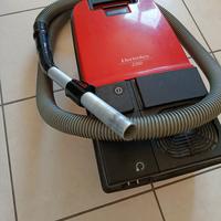 Aspirapolvere Electrolux con cavo e tubo funzionan