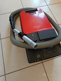 Aspirapolvere Electrolux con cavo e tubo funzionan