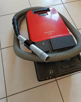 Aspirapolvere Electrolux con cavo e tubo funzionan