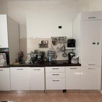 Cucina completa+ tavolo e sedie+ letto+ specchio