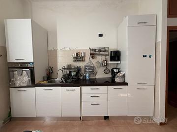 Cucina completa+ tavolo e sedie+ letto+ specchio