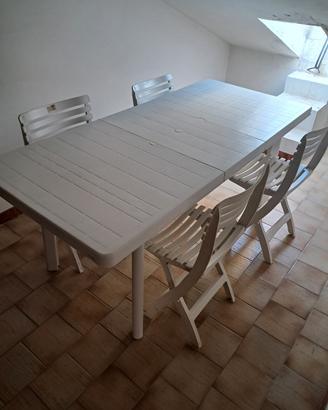  2 tavoli allungabili + 8 sedie € 180