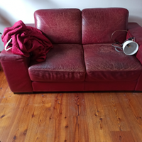 Divano rosso in pelle