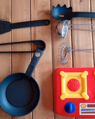 Set fornello, pentole e mestoli giocattolo