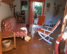 Monolocale con taverna e giardino a 3 m. dal mare