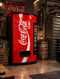 distributore coca cola trasformato in armadio