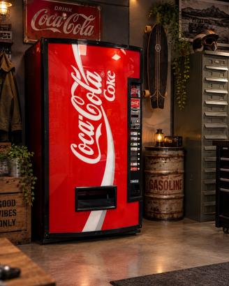 distributore coca cola trasformato in armadio