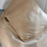 Pouf e cuscini in pelle