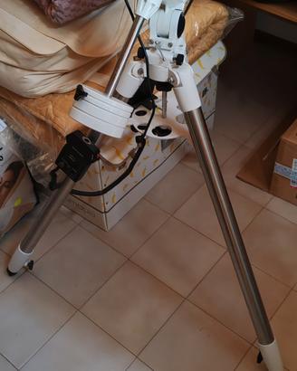 Telescopio con montatura motorizzata. 