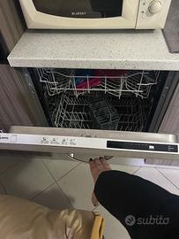 Arredamento tavolo sedie e cucina