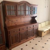Credenza e stanza da letto completa.