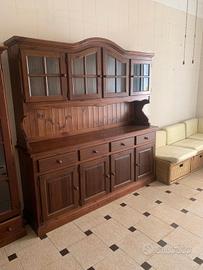 Credenza e stanza da letto completa.